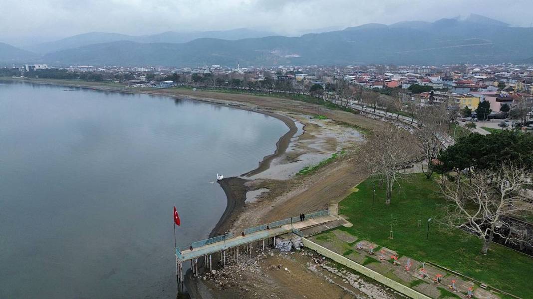 İskeleler havada, tekneler çamurda kaldı: İznik'te çevre felaketi 3